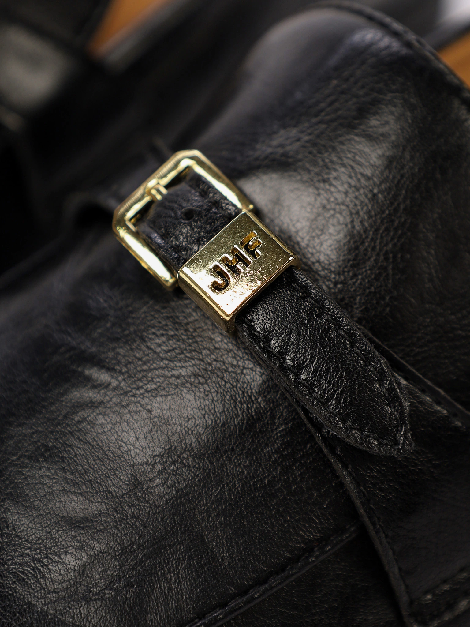 Лоферы черного цвета на венском каблуке